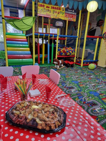 Se vand articole folosite la un loc de joaca pentru copii